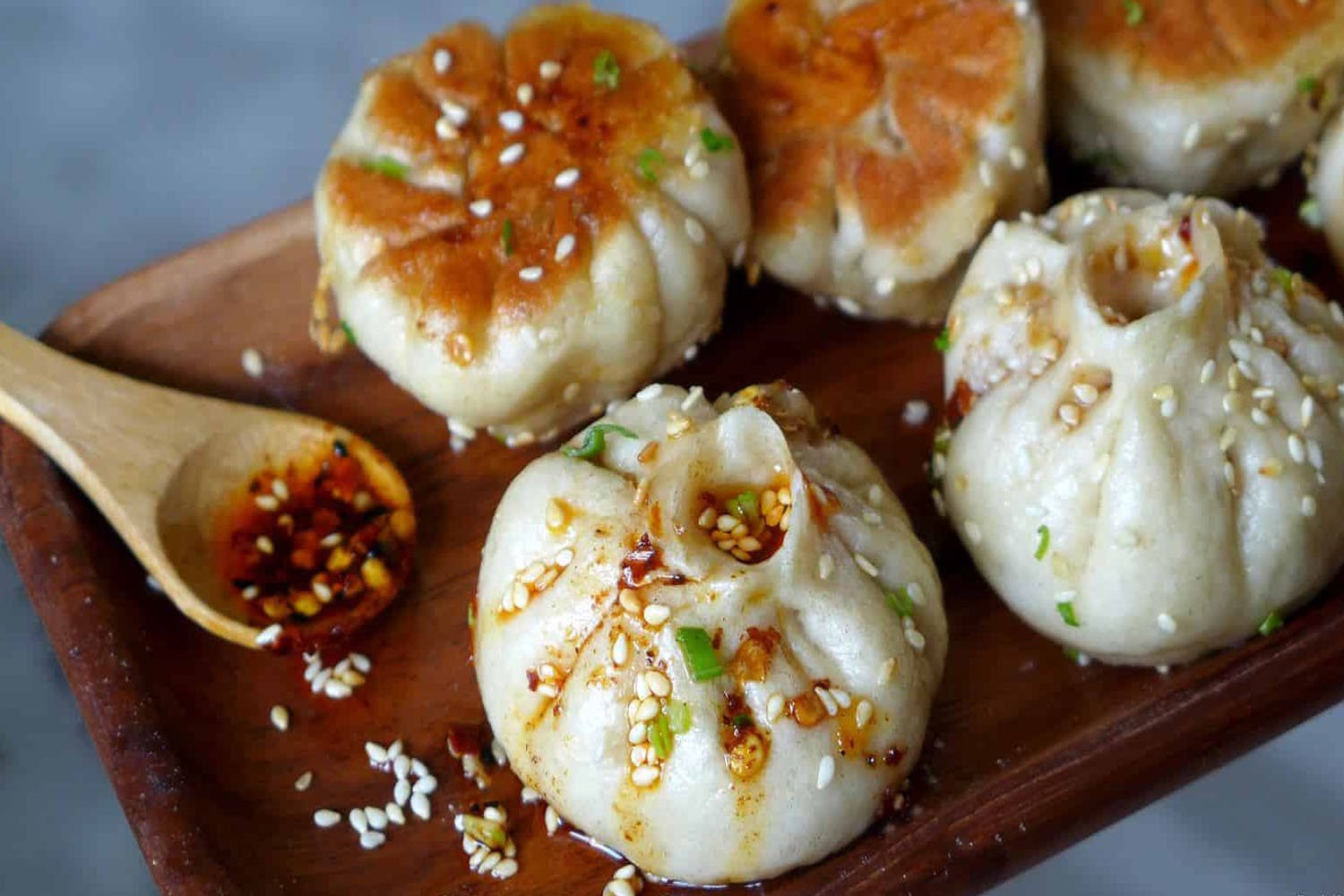 Món bánh bao chiên nhân thịt rất nổi tiếng ở Thượng Hải