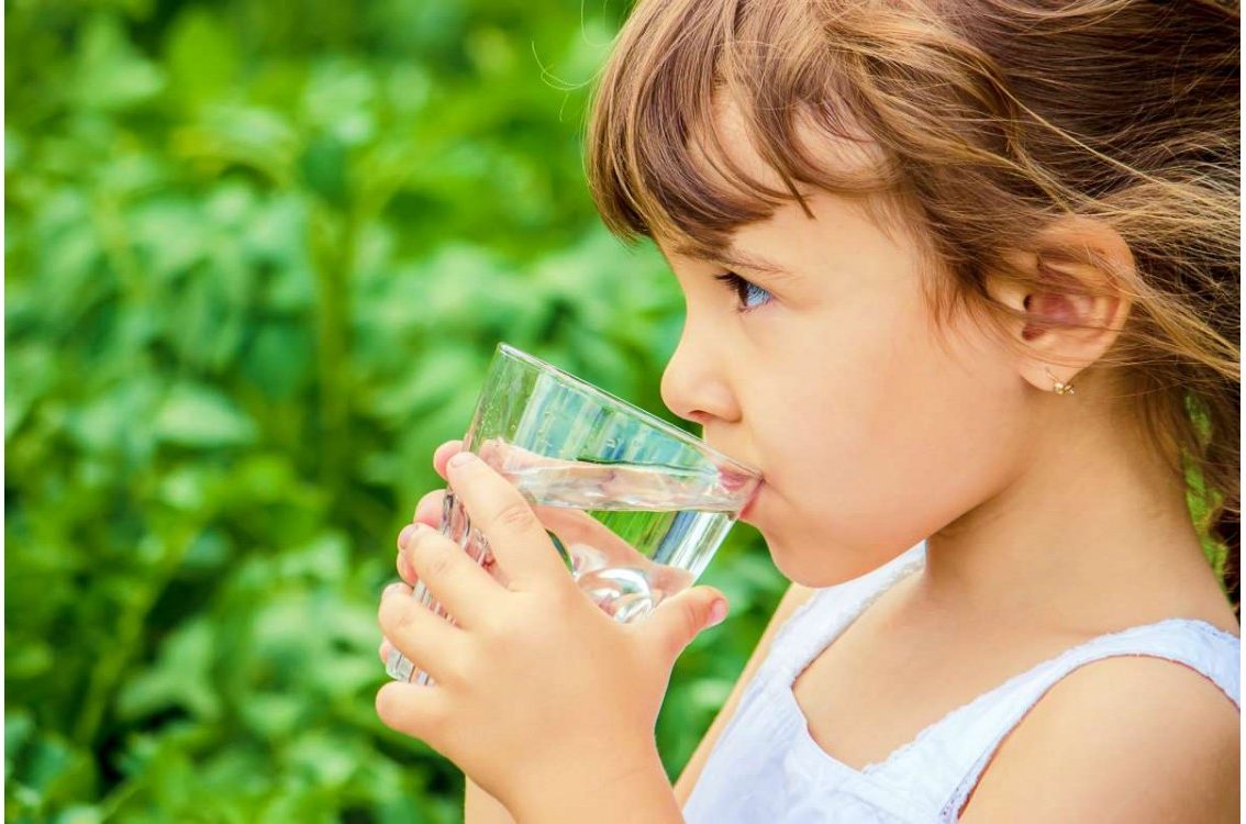 Hạn chế cho trẻ uống nước ép công nghiệp