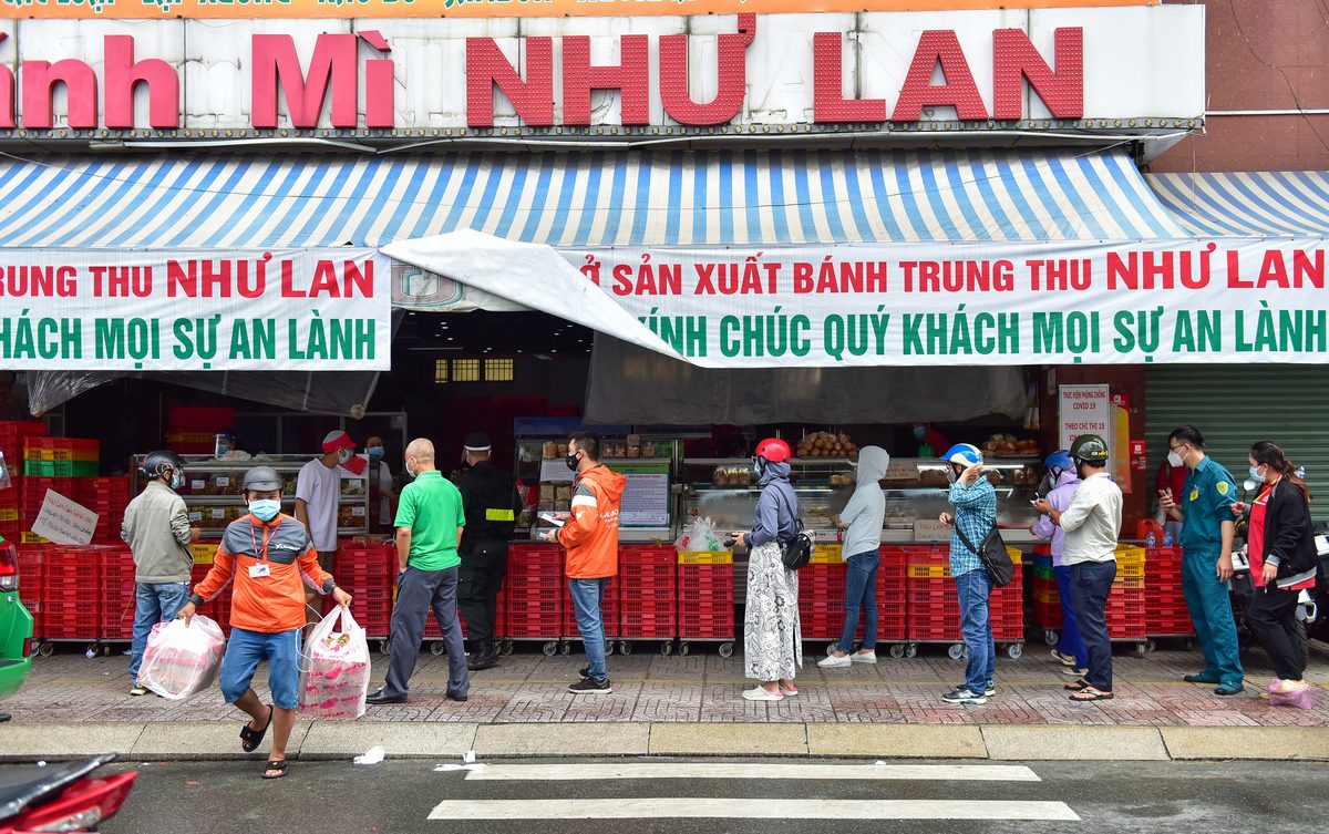 Hàng người chờ trước tiệm bánh Như Lan để được sở hữu bánh trung thu hương vị truyền thống