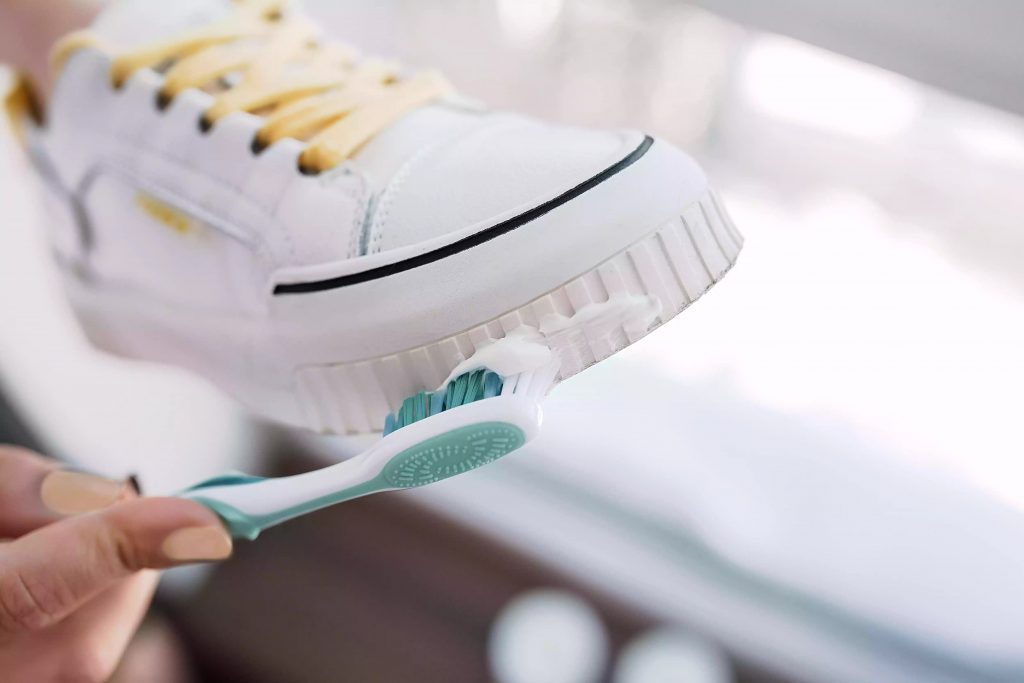 Bạn có thể sẽ bất ngờ trước công dụng tẩy trắng hiệu quả từ kem đánh răng cho đôi giày của bạn