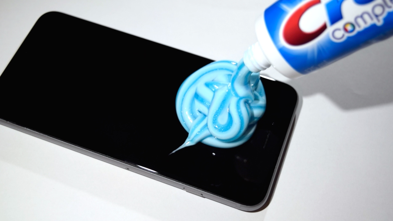 Làm sạch điện thoại bằng kem đánh răng