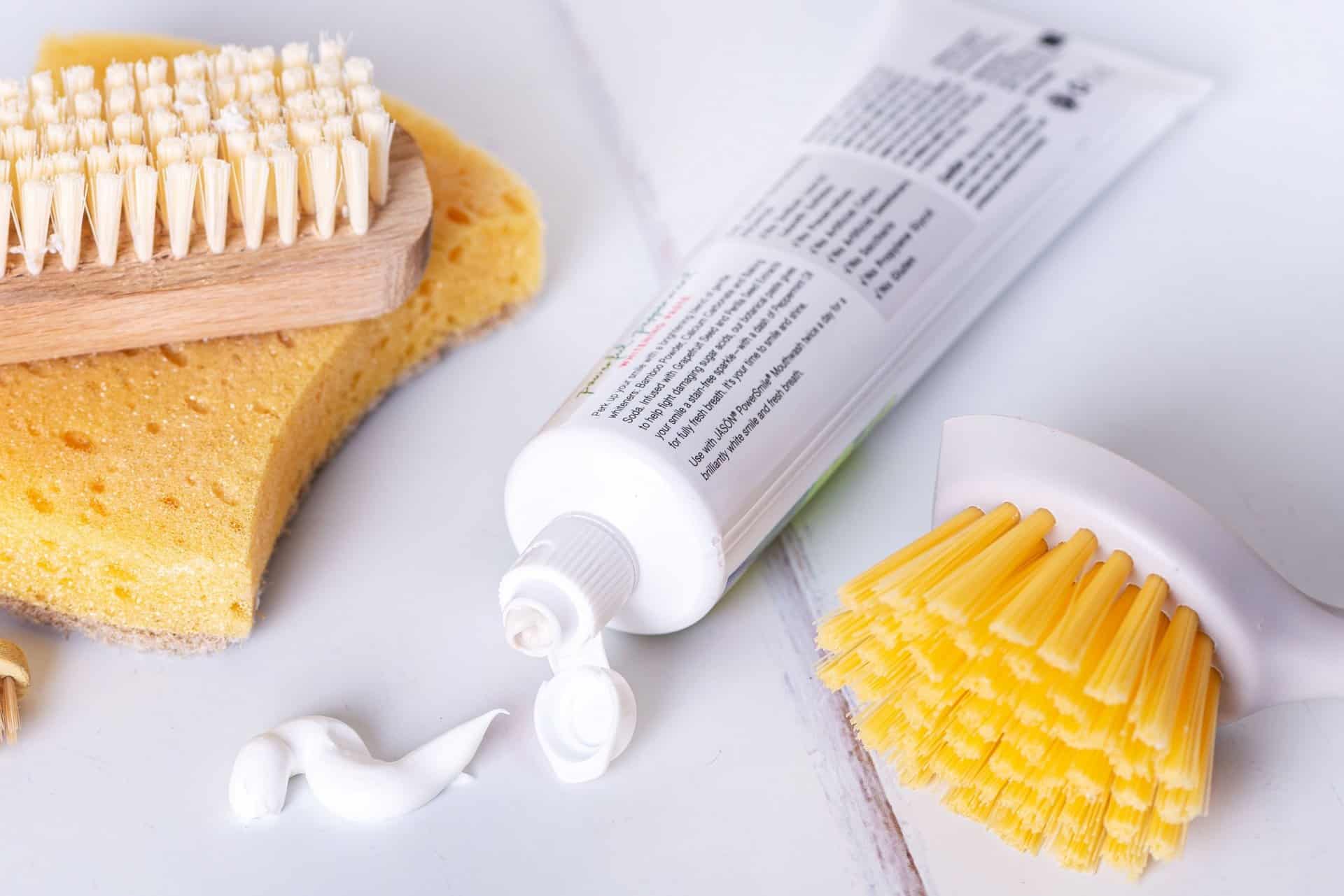 Mẹo hay hữu ích làm sạch đồ dùng từ kem đánh răng hàng ngày