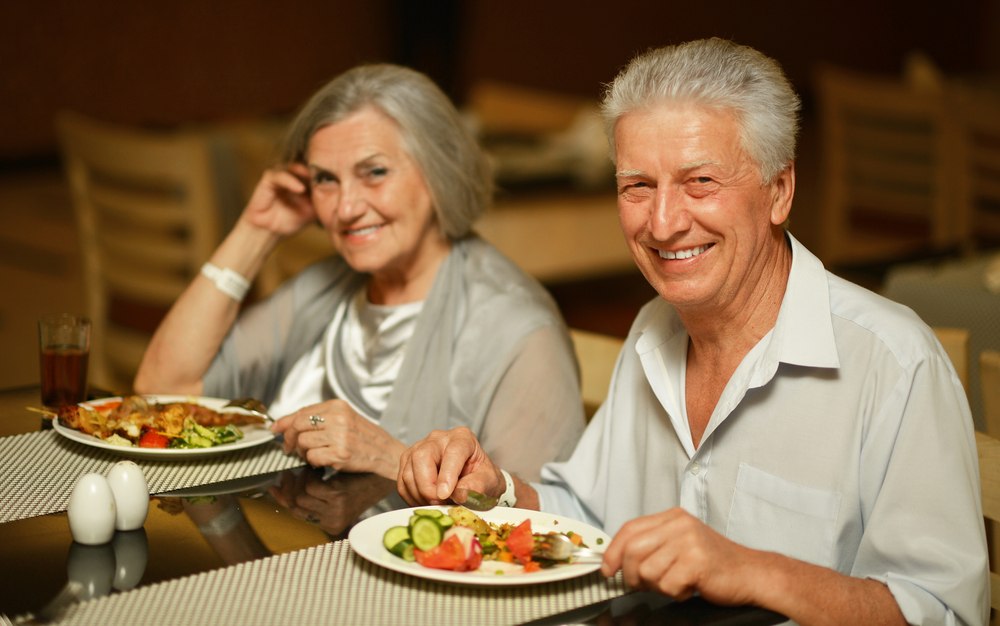 Nên chia nhỏ các bữa ăn trong ngày để cha mẹ lớn tuổi hấp thụ tốt hơn 