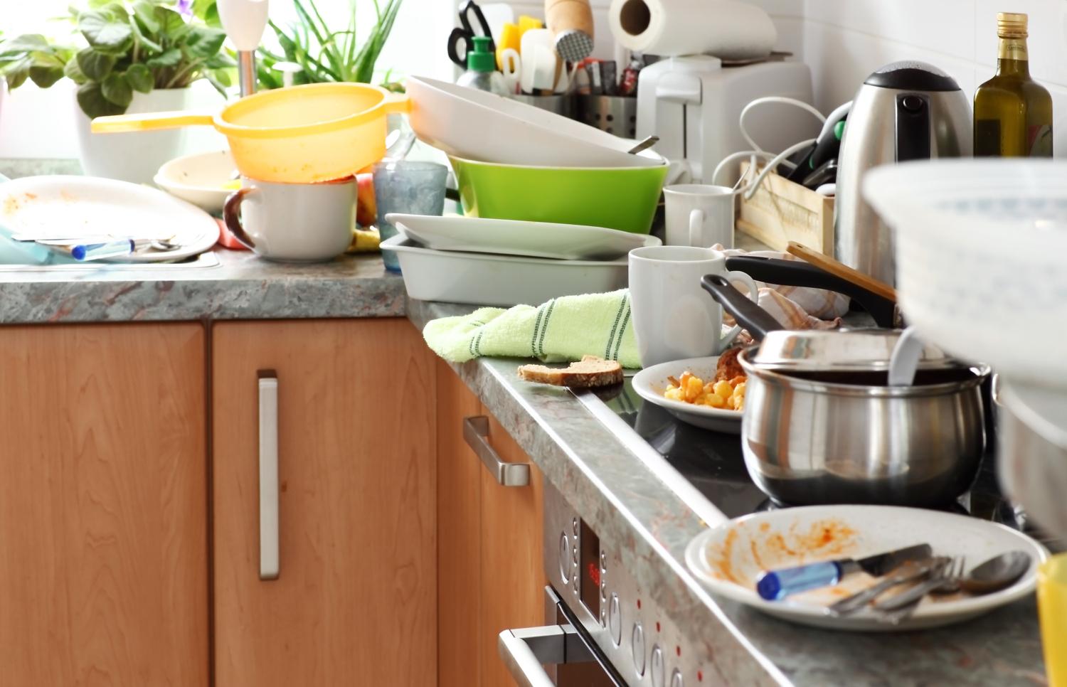 Đừng quên dọn dẹp căn bếp thường xuyên nếu không muốn mùi hôi ảnh hưởng tới không gian gia đình