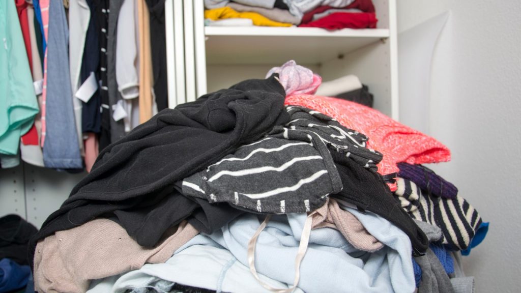 Việc tích tụ quần áo ẩm mốc hoặc bẩn trong tủ có thể khiến quần áo xuất hiện mùi khó chịu