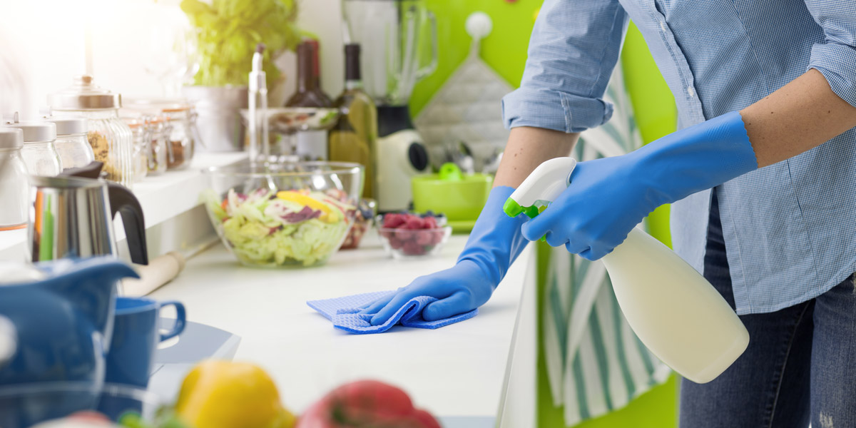 Sử dụng khăn lau chuyên dụng để vệ sinh bếp và đừng quên thay mới chúng định kỳ