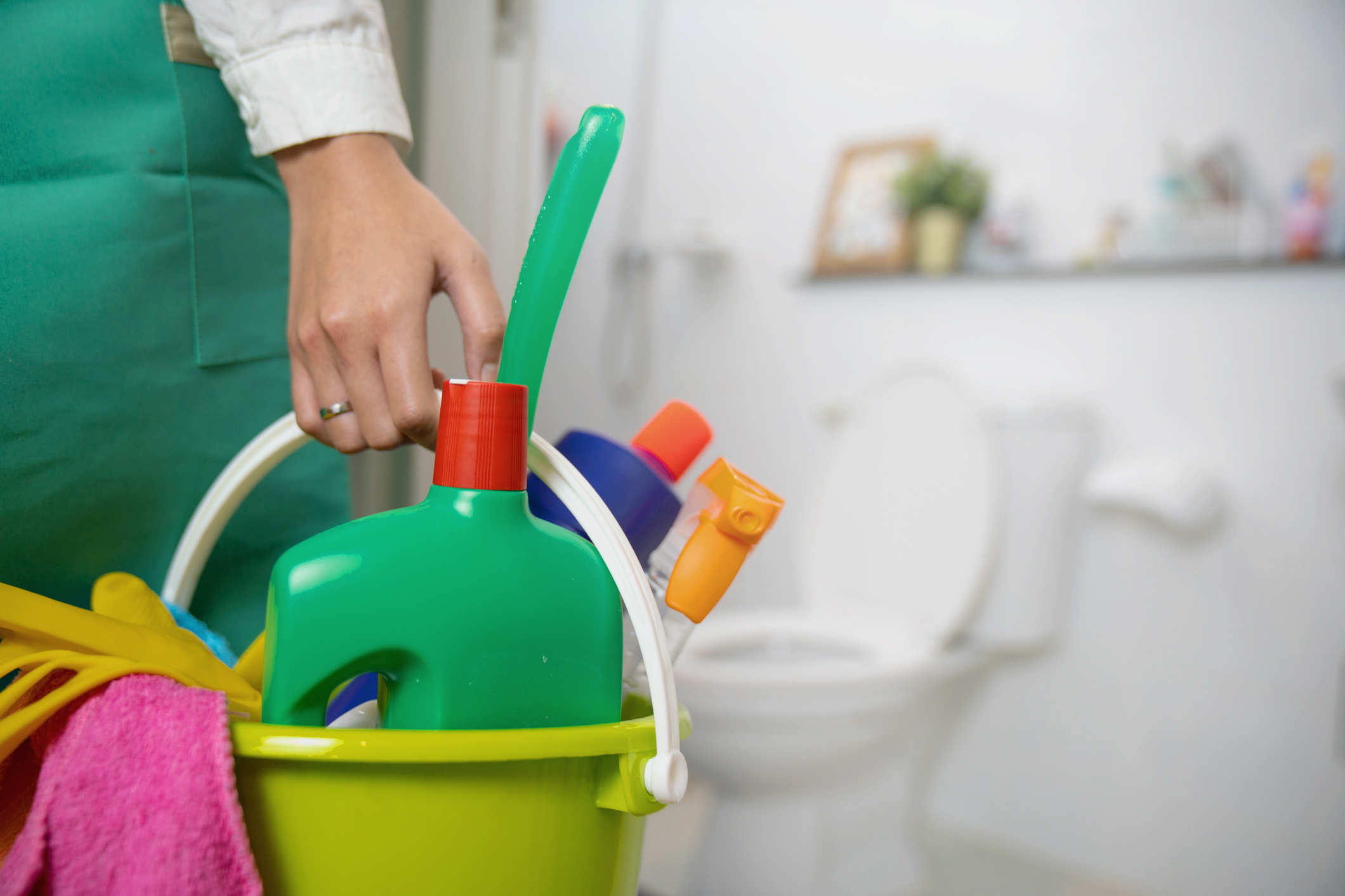 Thường xuyên dọn dẹp nhà vệ sinh để bảo vệ sức khỏe gia đình