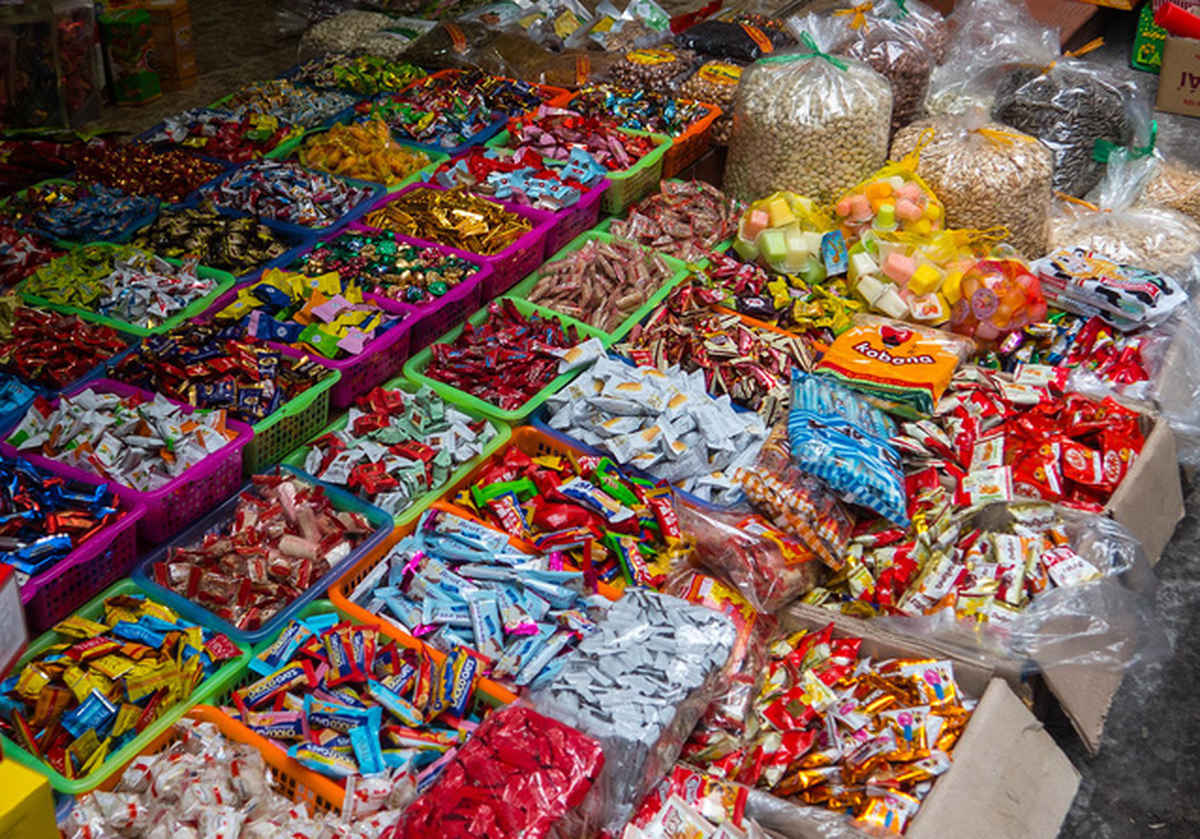 Hàng loạt bánh kẹo, thực phẩm không rõ nguồn gốc được bày bán trôi nổi trên thị trường